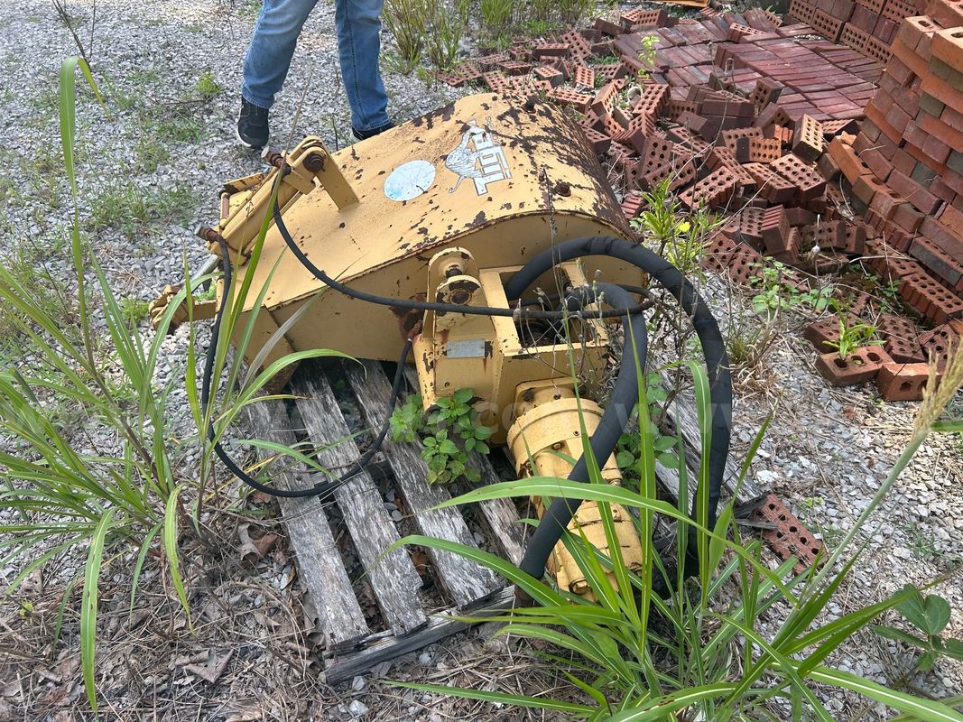 Tiger ditch cleaner hydraulic attachment for tiger long arm