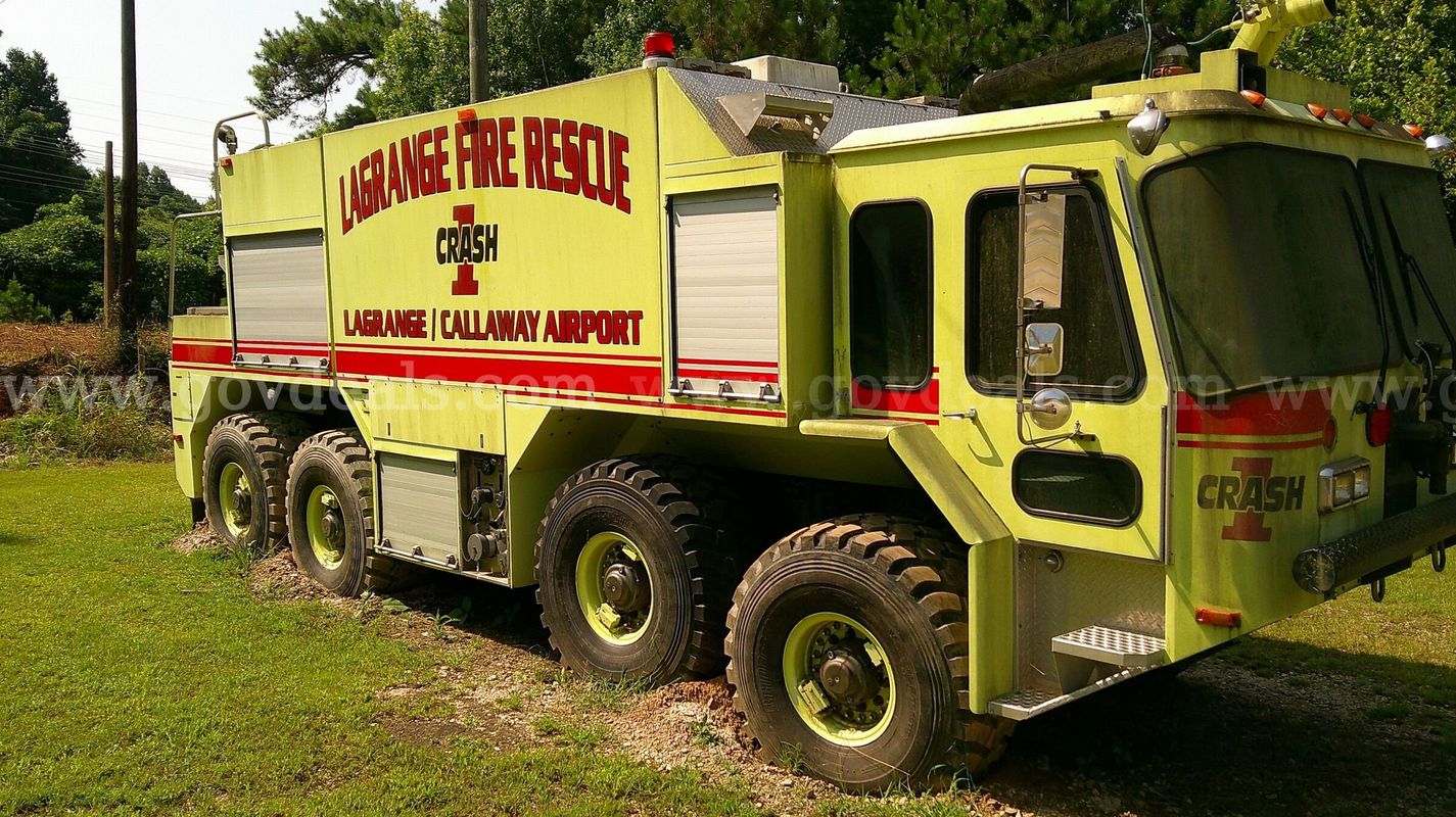 1995 Continental A/S32P-23 is a heavy-duty 8x8 twin-steer airport rescue and firefighting (ARFF) vehicle