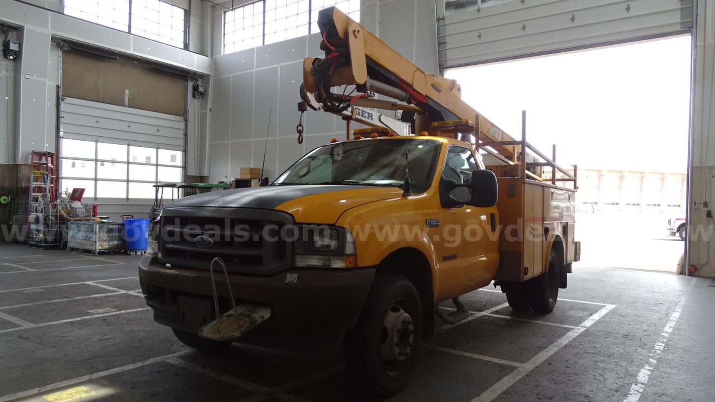 2002 Ford F-550 SD XL Regular Cab Crane/Manlift RWD