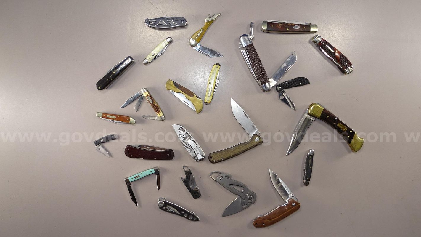 Knife Lot – Spyderco, Buck - Shipping Fee $13