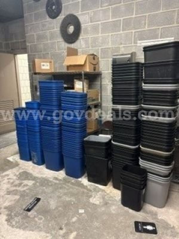 Lot of 188 small/medium sized trash cans