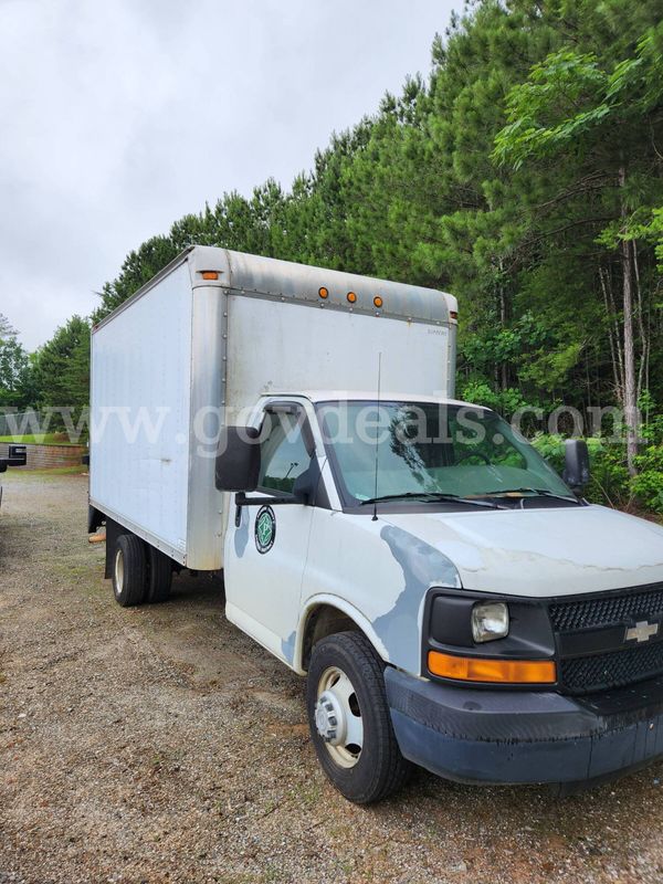 2007 Chevrolet Express Box Van (With Lift)