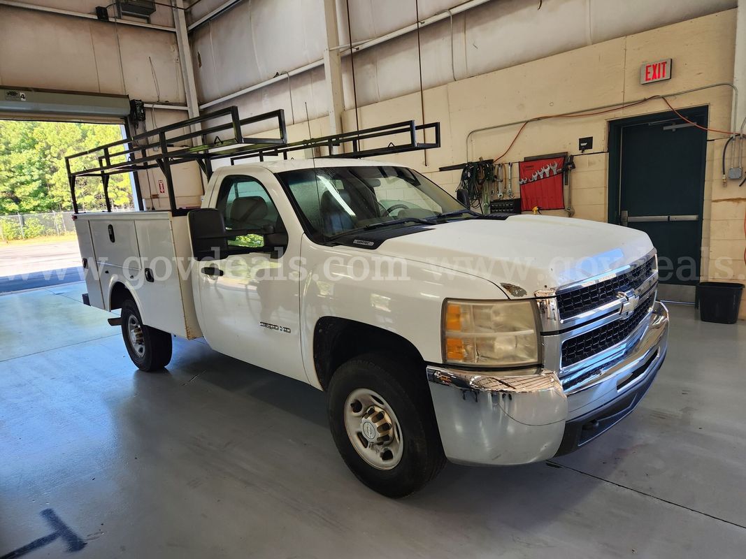 2010 Chevrolet Silverado 2500HD (With Tool Body and Ladder Rack)