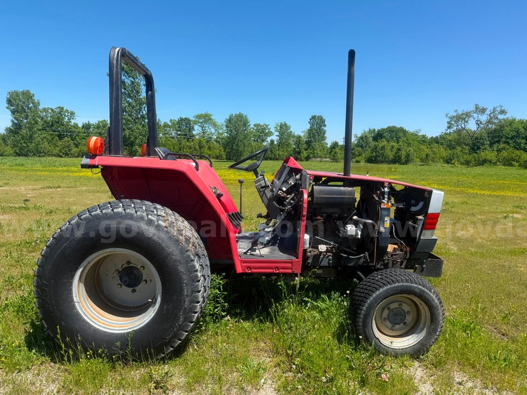 1996 MASSEY FERGUSON TRACTOR
