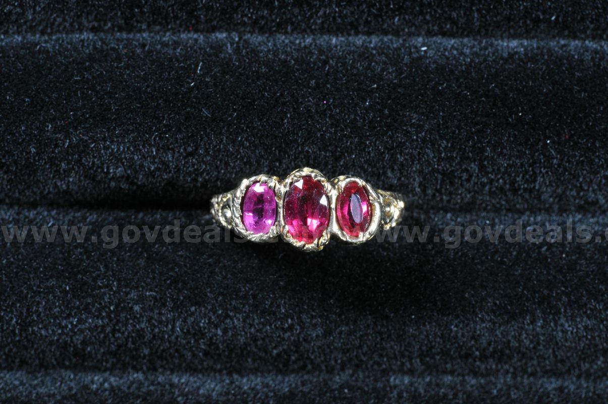 Lot 16- (1) 10k Gold Ring with Red Stones Womens Size 6.25