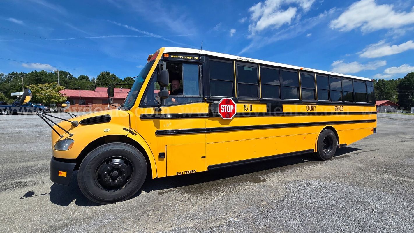 2006 Thomas Saf-T-Liner C2 66 Passenger Bus (#15)