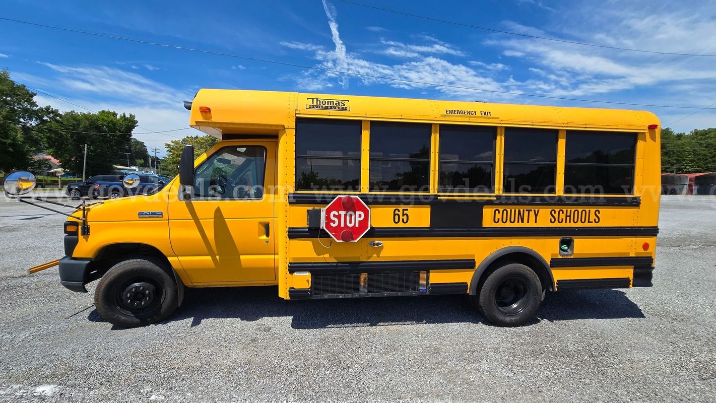 2011 Thomas Minitour 12 Passenger Bus (#65)