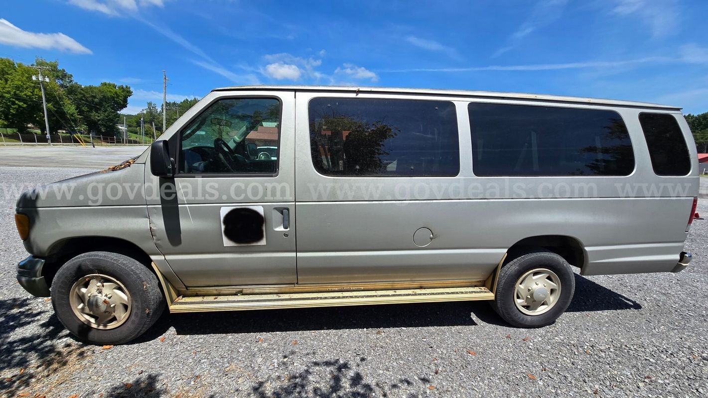 2003 Ford Econoline E350 Van (#117)