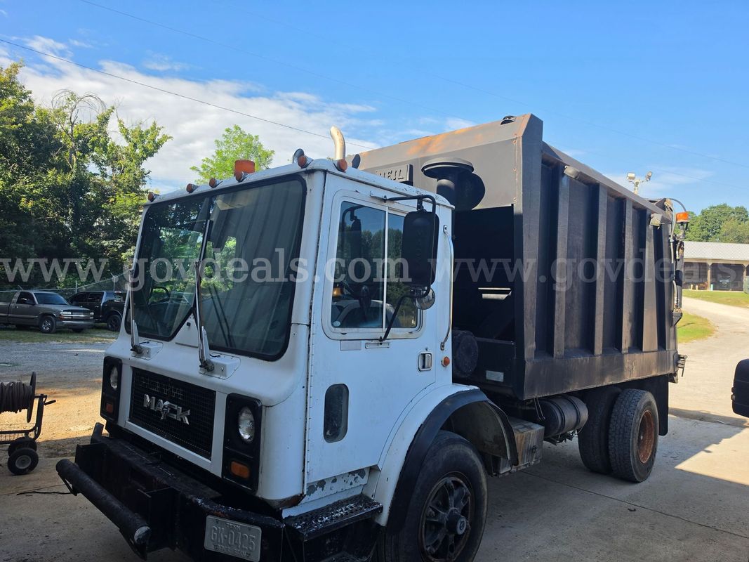 1985 Mack 1M2