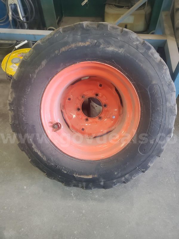 Pair of wheels and tires Kubota