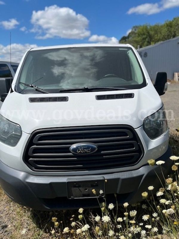 2015 Ford Transit 350 Wagon Low Roof XLT. 148-in. WB