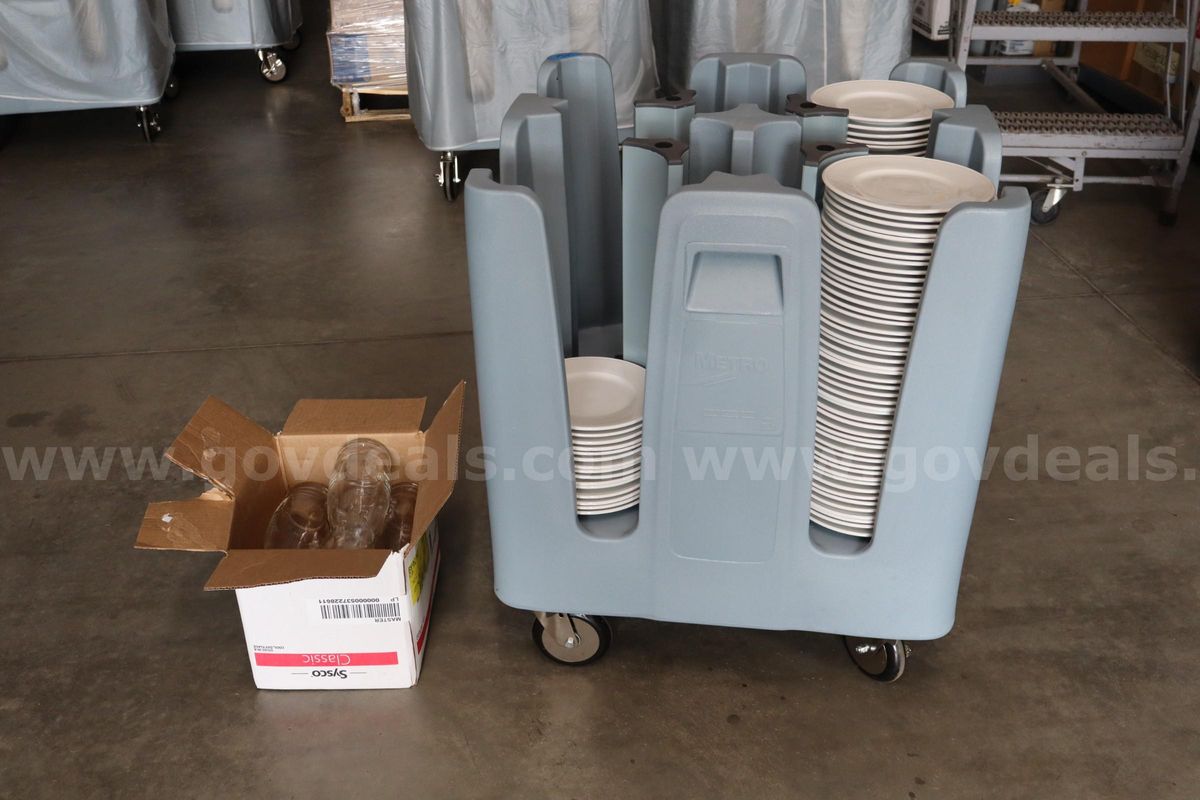 Metro Commercial Dish Caddy with 8" Ceramic Plates & Pitchers