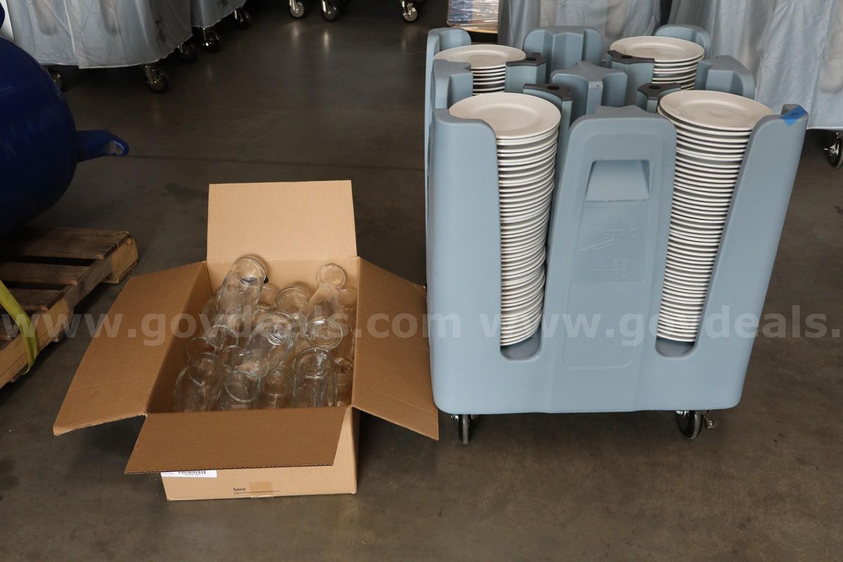 Metro Commercial Dish Caddy with 8" Ceramic Plates & Pitchers