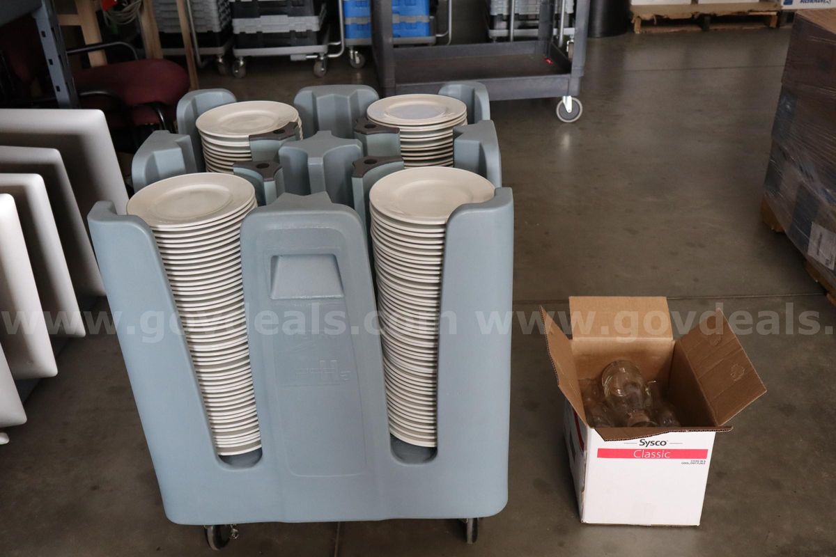 Metro Commercial Dish Caddy with 8" Ceramic Plates and Pitchers