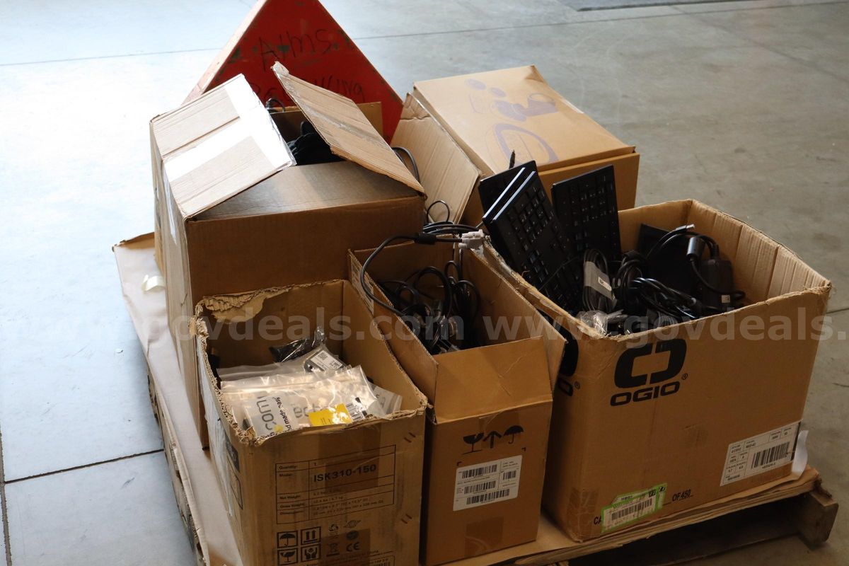 Bulk Electronics Pallet: (4) Dell WD19TBS Docks, Power Supplies, Keyboards & Miscellaneous Electronics