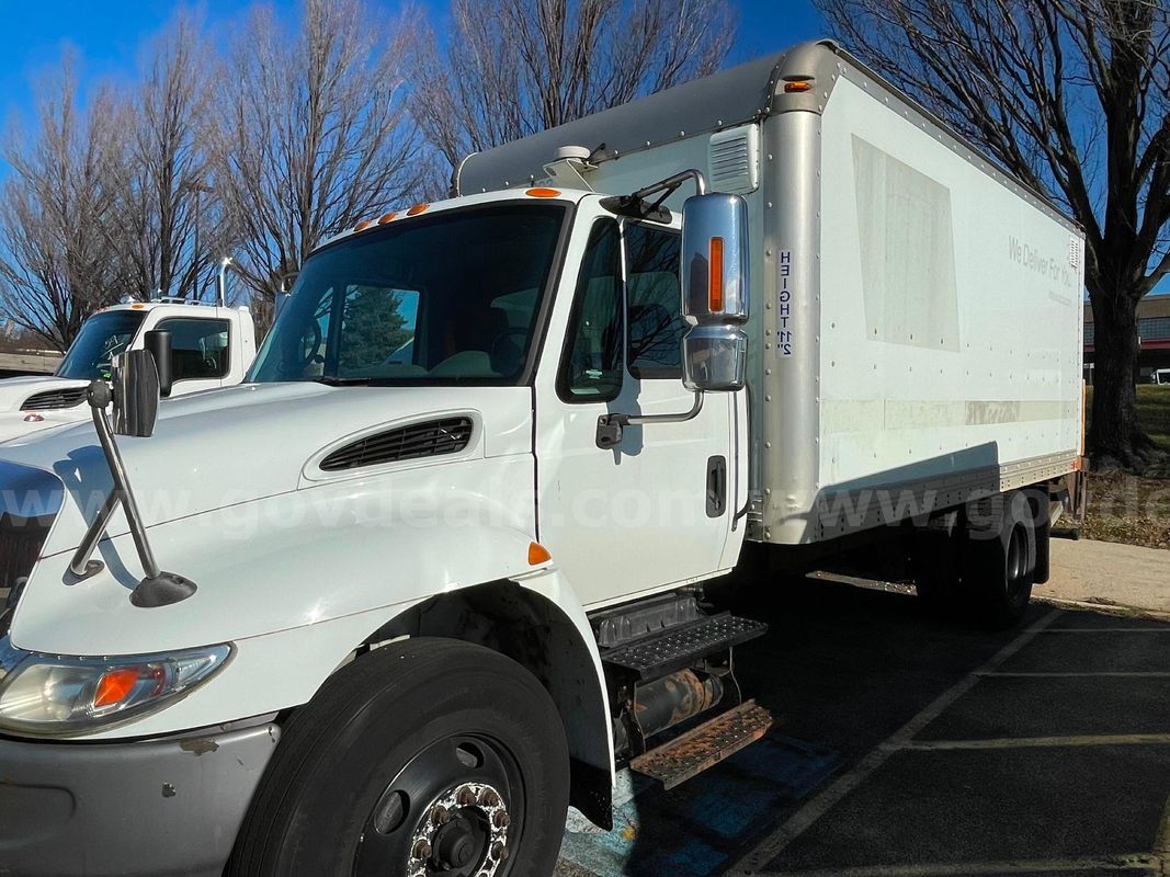 2005 International 4400 Box Truck - 7-ton - with liftgate