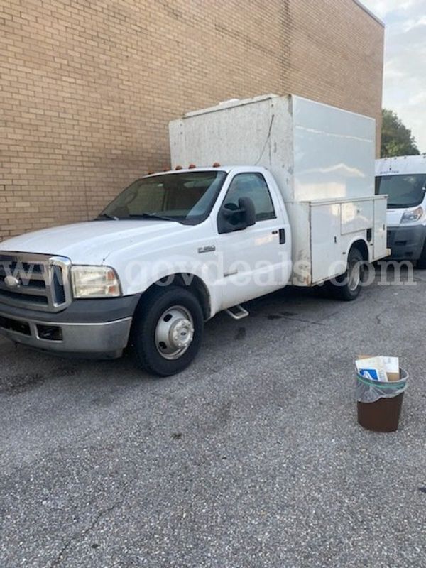 2007 Ford F-350 SD Dual Rear Wheel Utility Body Pickup Truck