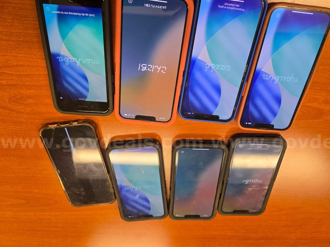 Lot of 8 iPhones