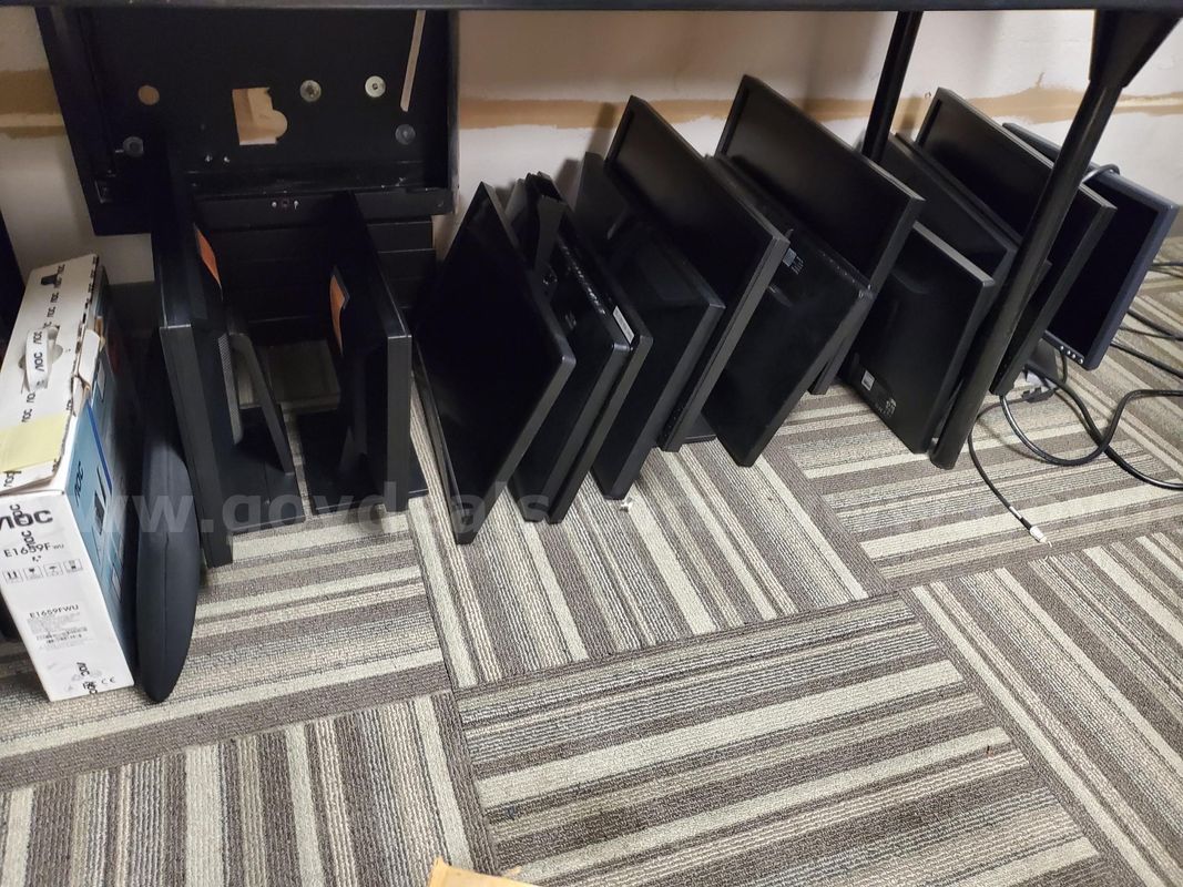 Monitor Lot – 2 AOC Portable LCD USB Monitors and 15 Various Dell or ViewSonic Monitors