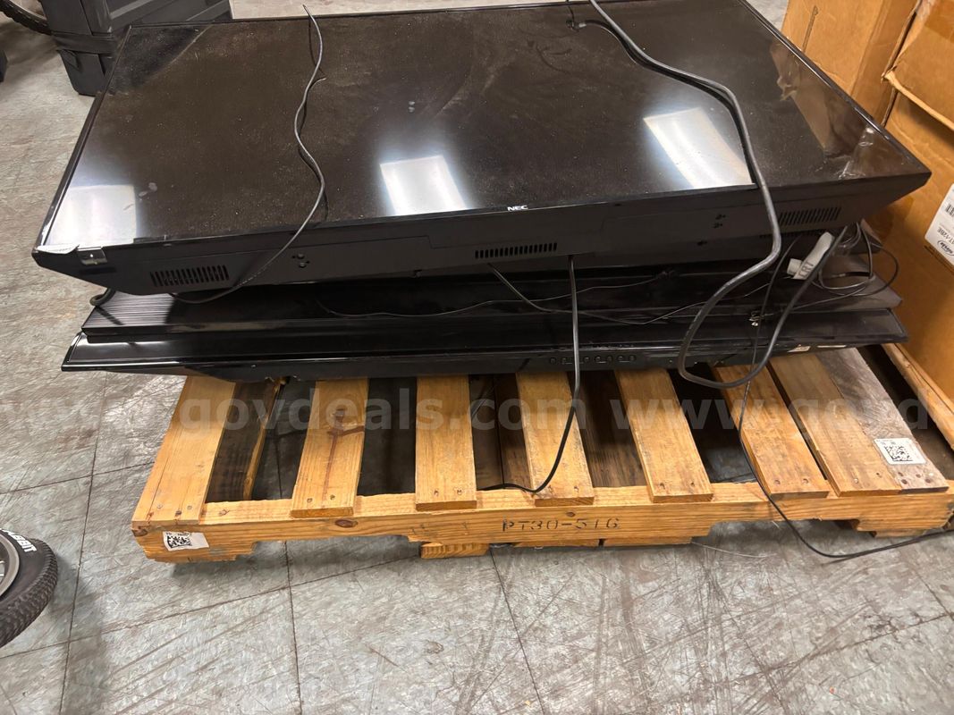 Lot of 9 Large Flatscreen Monitors