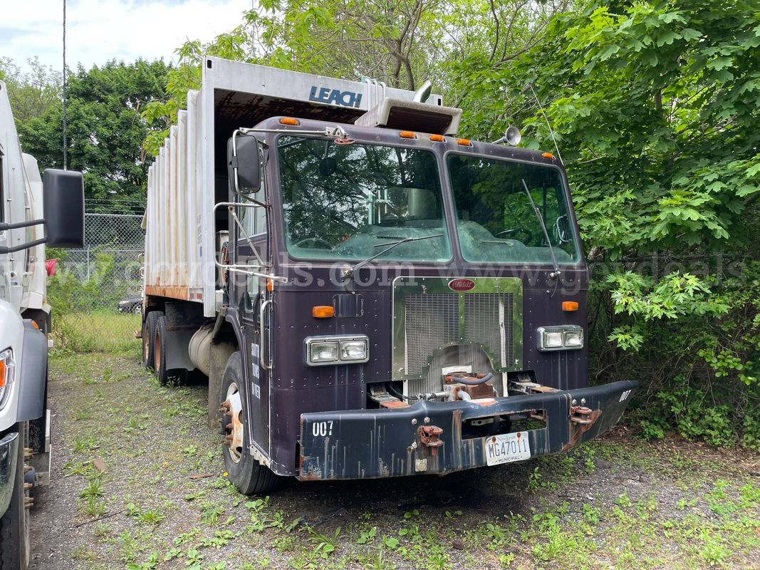 2002 Peterbilt 320 Rear Load Garbabge Truck