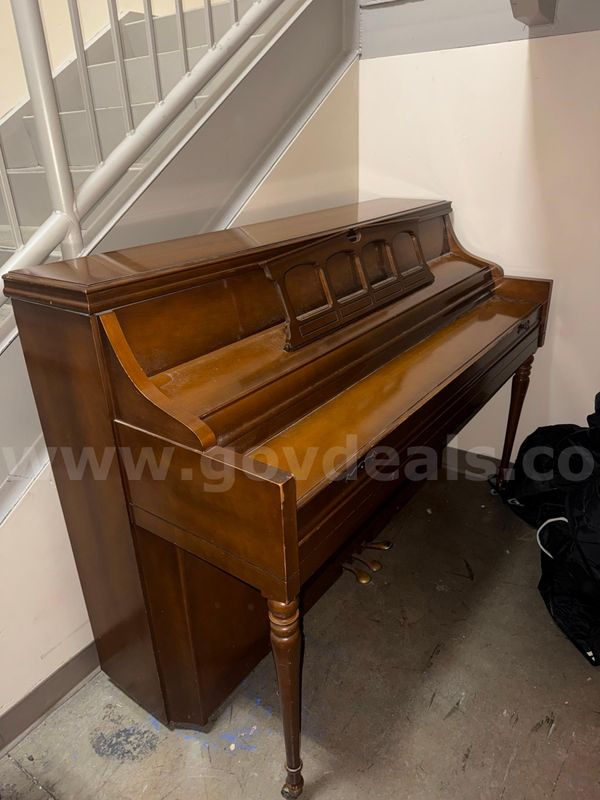 Title: W.W. Kimball Upright Piano – Wood Finish