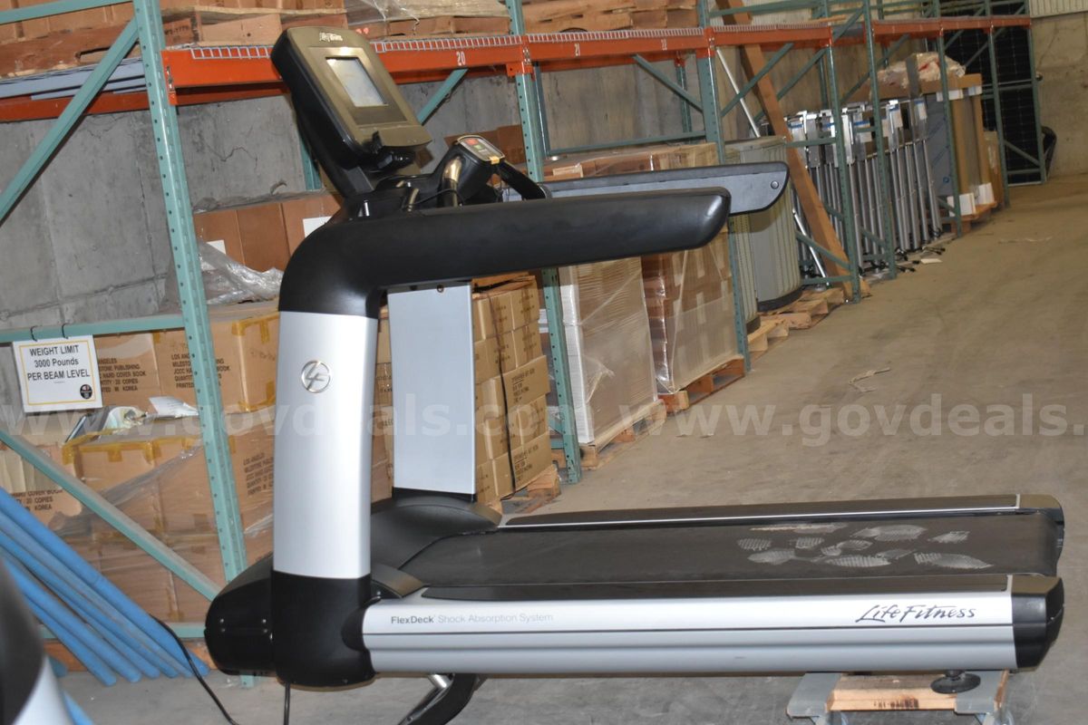 Life Fitness Discover SI Treadmill #1