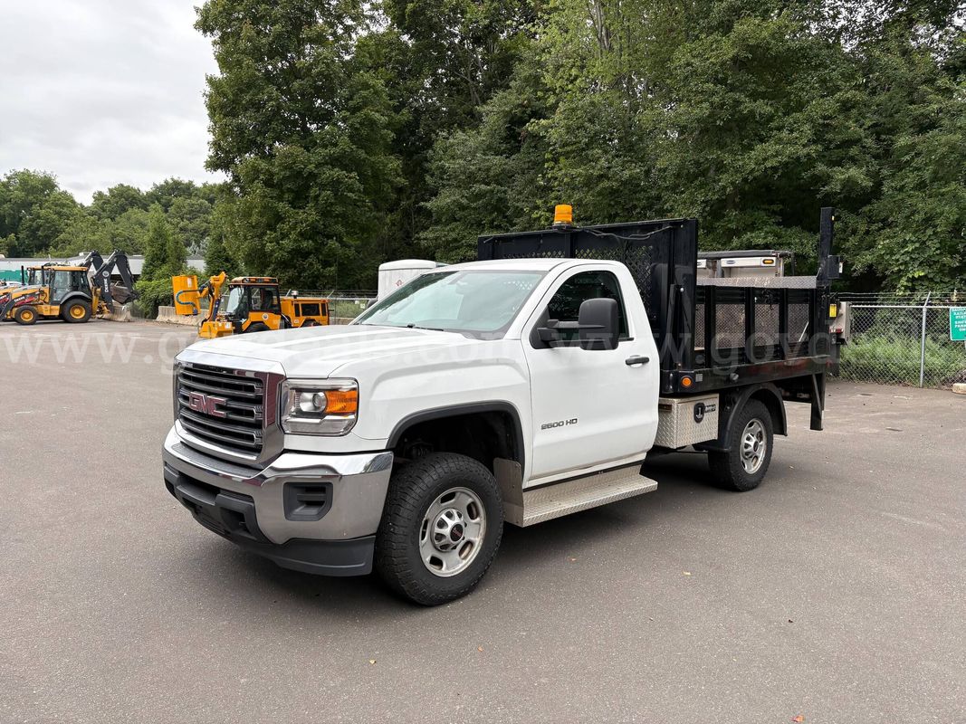 2015 GMC Sierra 2500HD w/ Lift Gate