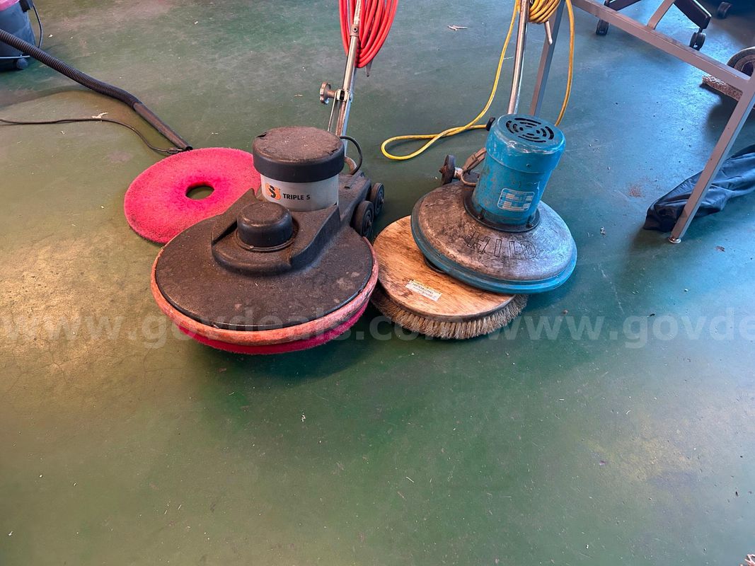 2 floor scrubbers lot 15