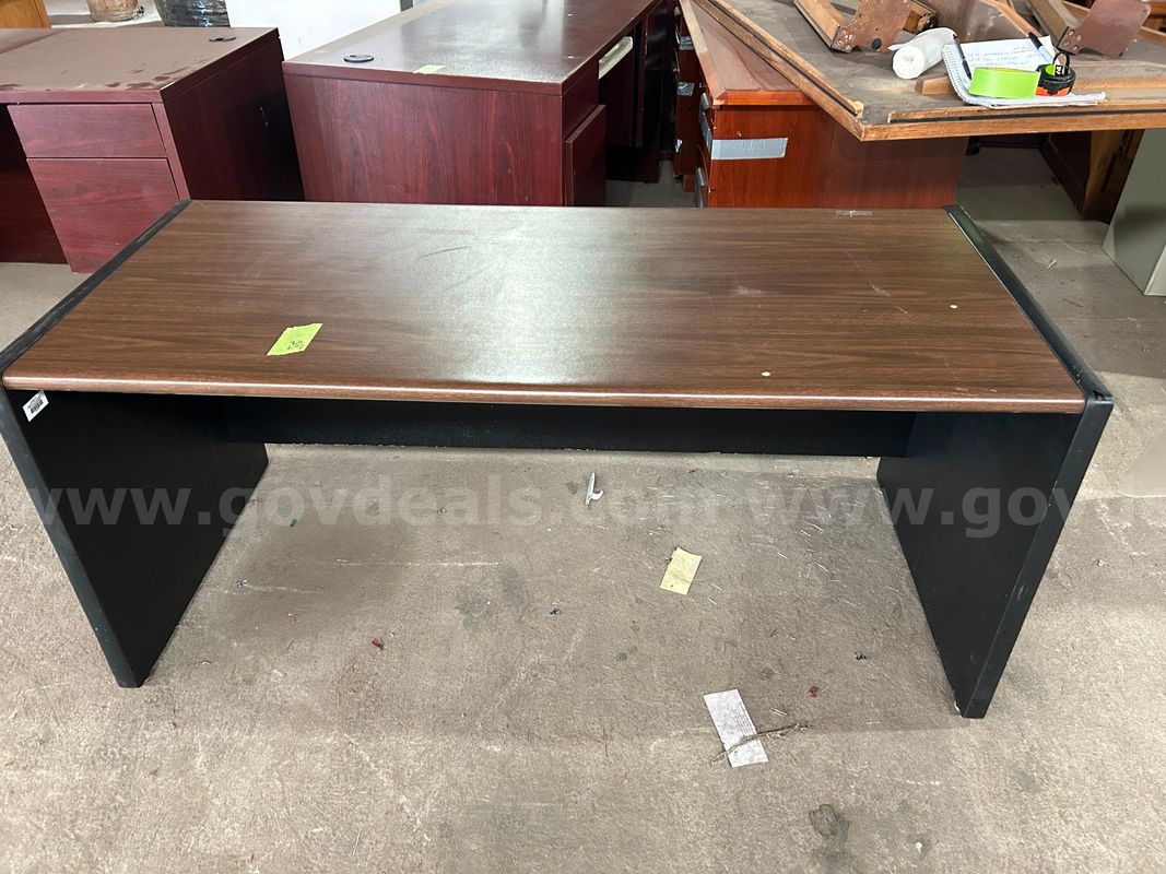 1 desk lot 28