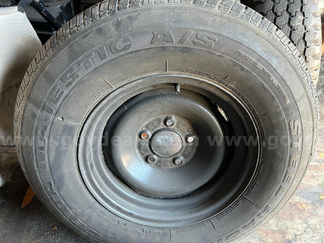 tire and wheel p235-75-15 lot 37
