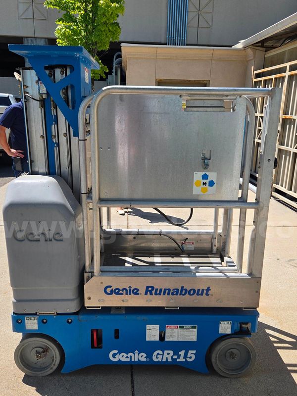 2004 Genie Runabout Vertical Mast Lift