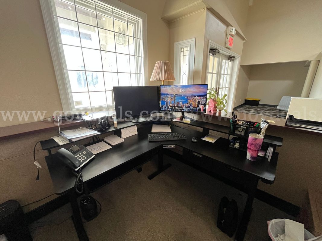 Adjustable desk