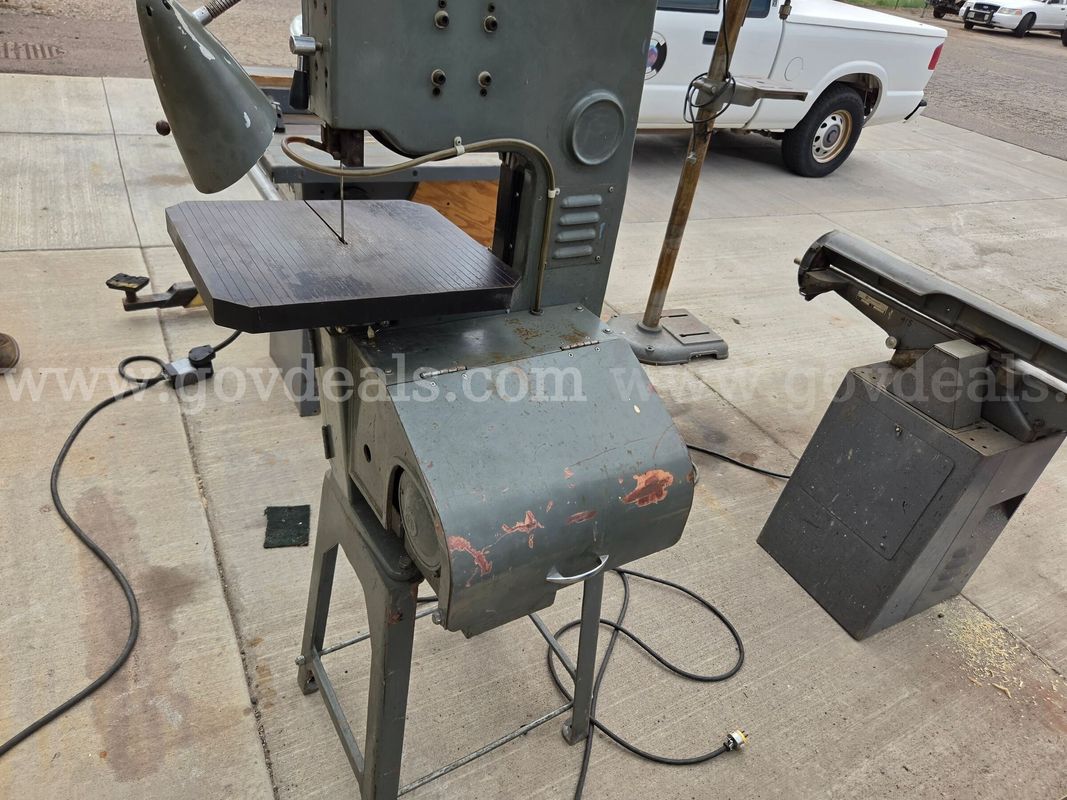 Select Machine Tool Co. Model 10VBS Vertical Contour Band Saw – Working