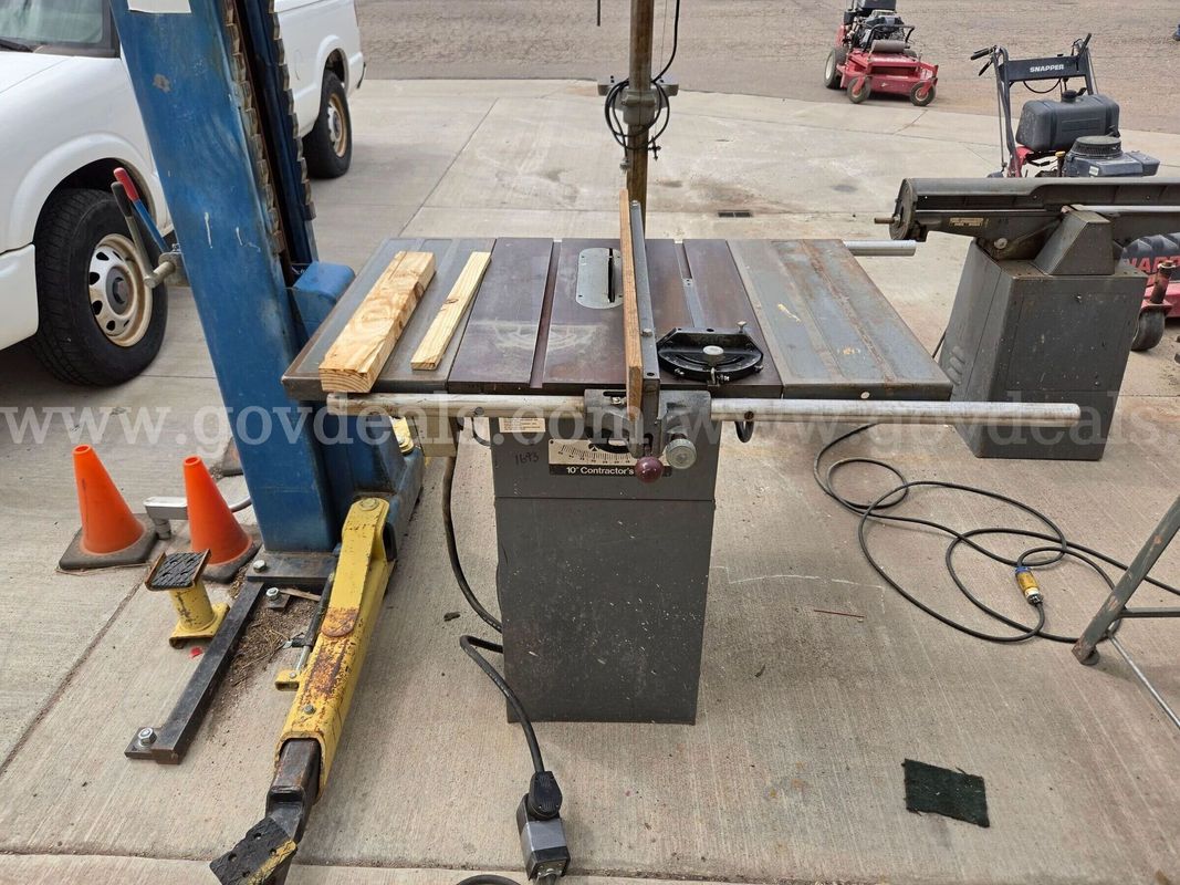 Rockwell 10" Contractor’s Table Saw – Working