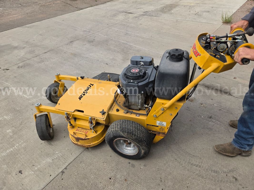 Hustler TrimStar 927400 Commercial Walk-Behind Mower – Working