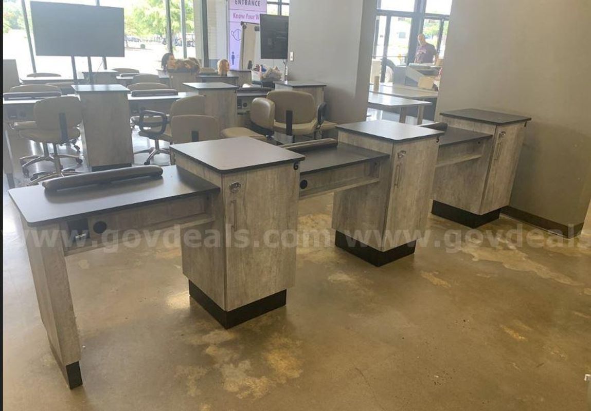 12 Manicure Tables