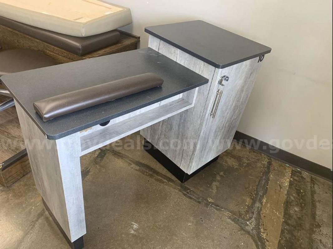 1 Manicure Table