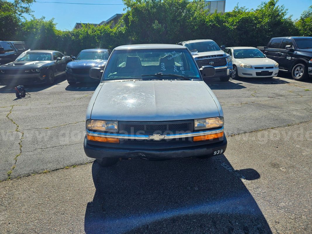 2001 Chevrolet S10 2WD 2-DR, 2.2L L4