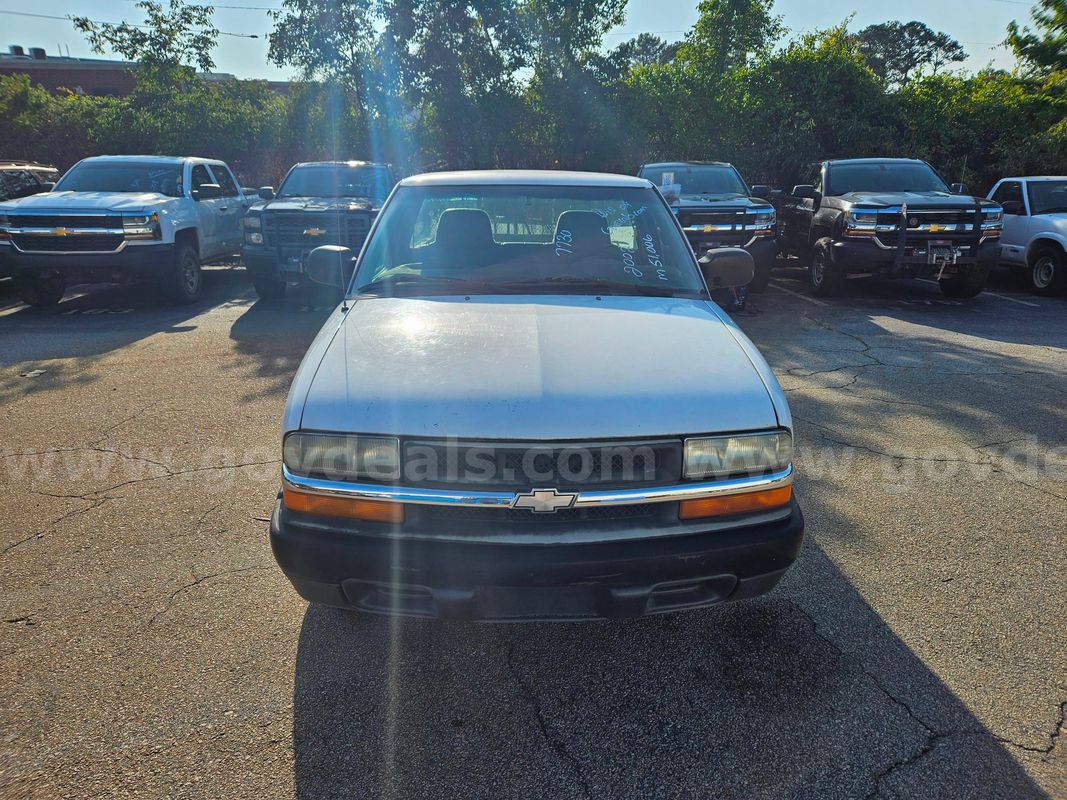 2002 Chevrolet S10 Pickup Long Bed 2WD 2-DR, 2.2L L4