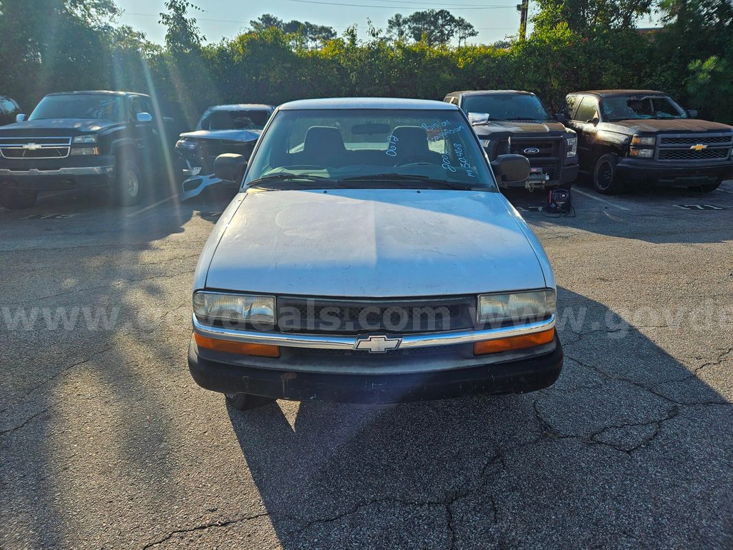2002 Chevrolet S10 Pickup 2WD 2-DR, 2.2L L4