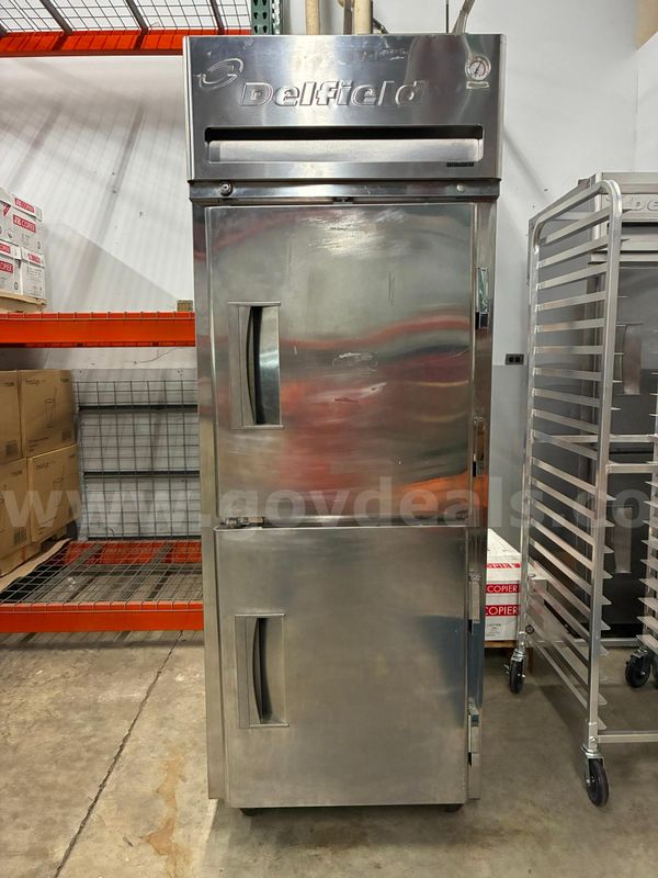 Commercial reach in refridgerator/freezer