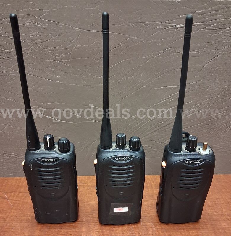 23 Kenwood Walkie Talkies with 9 KNB-55L Spare Batteries/PRE-OWNED/DS18678/99490/DSP
