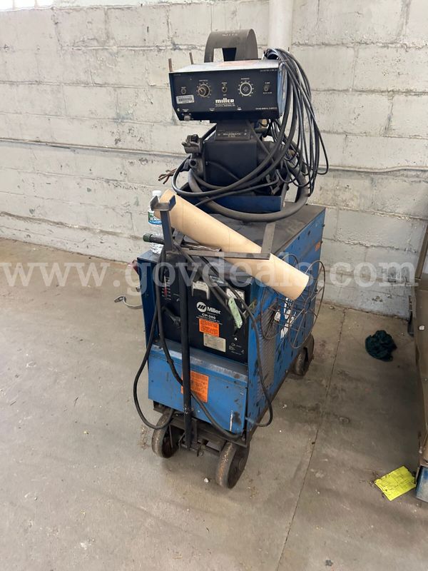 Miller Welder and Wire Feeder/PRE-OWNED/OFFSITE/DS#18662/Pallet# 000052/DOC
