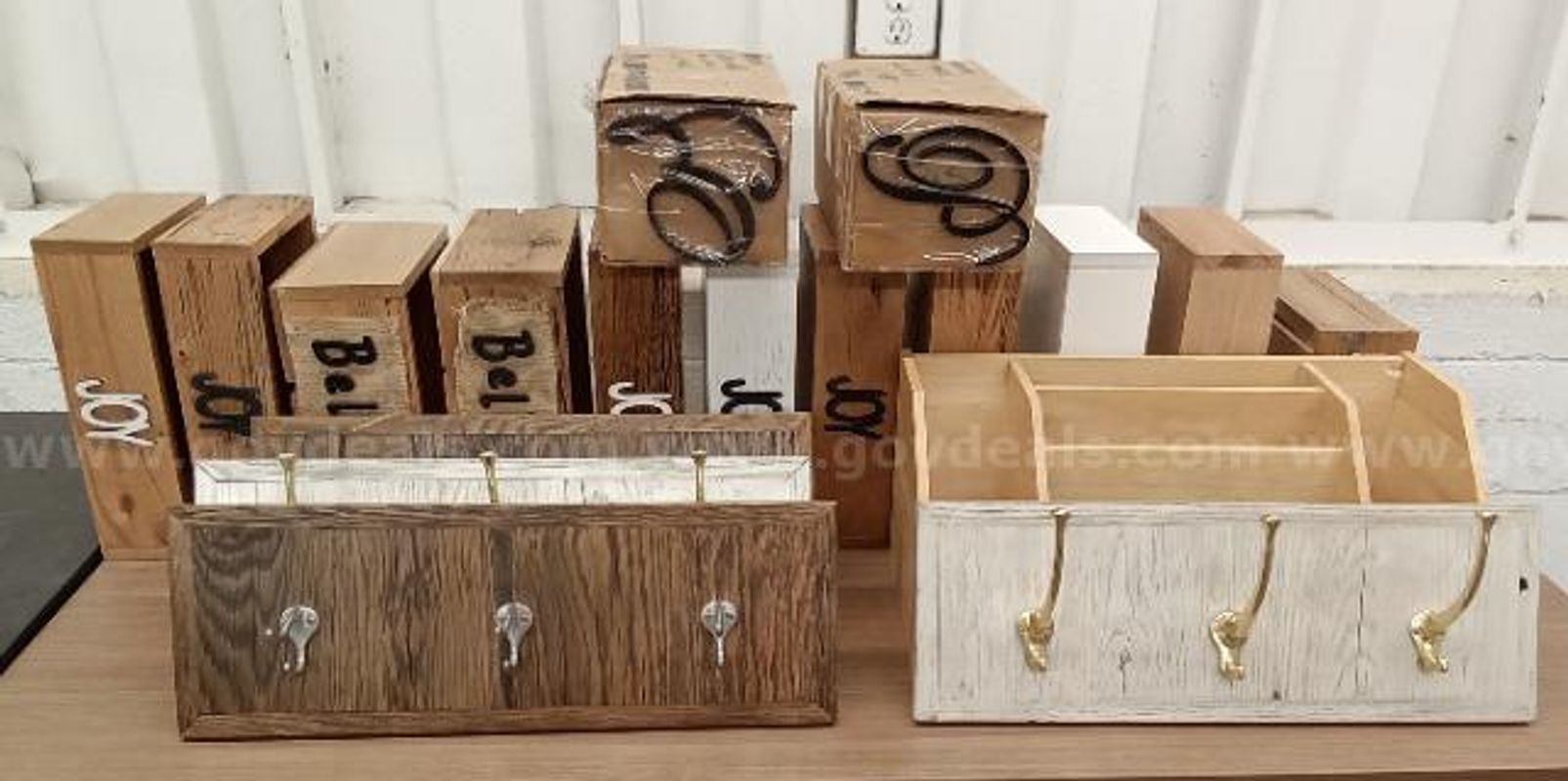 Box of Various Homemade Wooden Home Decor Items/PRE-OWNED/DS18755/99867/DSP