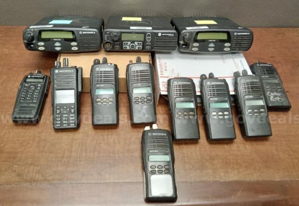3 Motorola Base Radios and 9 Motorola Handheld Mobile Radios/PRE-OWNED/DS18735/Pallet000057/DSP