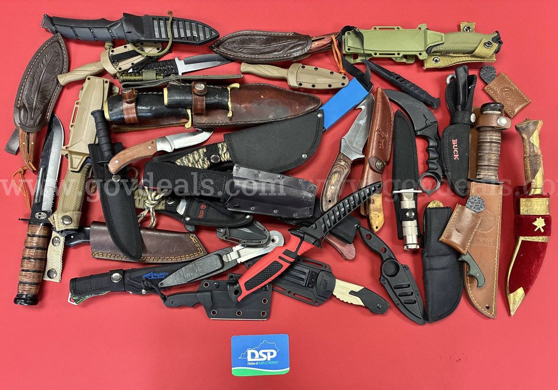 15.6 Pound Lot of Fixed Blade Knives/PRE-OWNED/DS18765/99926/TSA