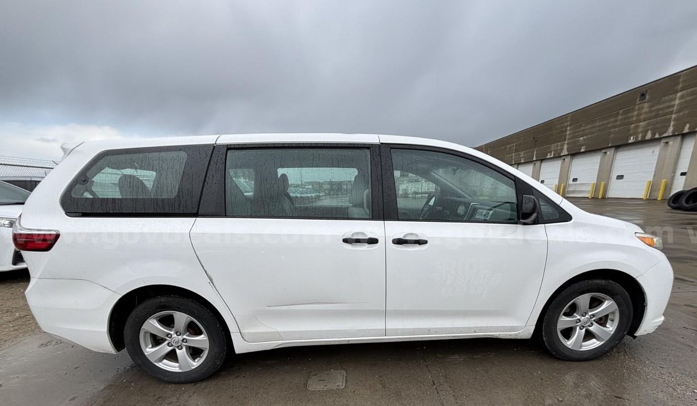 2017 Toyota Sienna L 7-Passenger (1 of 7)