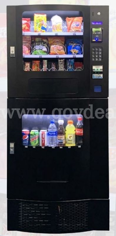 Seaga SnakMart SM23 Food & Beverage Vending Machine – Excellent Used Condition