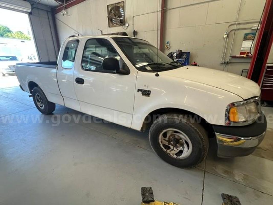 2003 Ford F-150 XL SuperCab 2WD